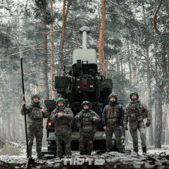 Боевой робот атакует вражеские склады