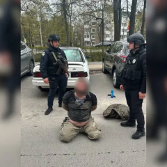 П'яний чоловік стріляє біля стадіону