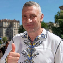 Вышитая рубашка Кличко в гардеробе