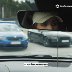 Логотип МВС на фоні автошколи