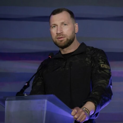 Портрет Путина на фоне флага РФ