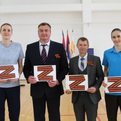 Волейболістка Фатєєва на фоні відзнак 