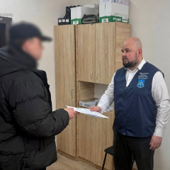Пенсионерка передает деньги псевдо правоохранителям на Оболони