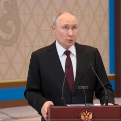 Путин выглядит удивленным на пресс-конференции