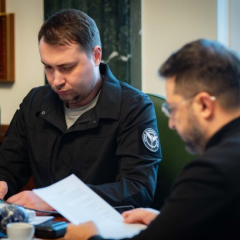 Зеленський слухає доповідь про переговори в ОАЕ