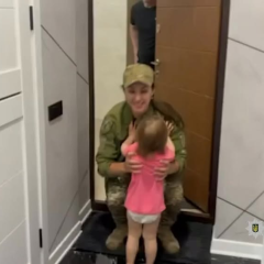 Радісна донька зустрічає військовозброєну матір