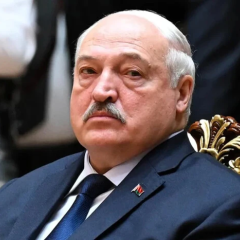 Лукашенко з лопатою та картоплею