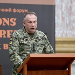 Боец проверяет логистику на передовой