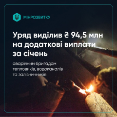 Конверт с деньгами на фоне стопок бумаг