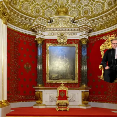 Мужчина с ножами на троне