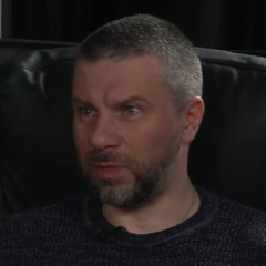Офіцер пояснює особливості військової бюрократії