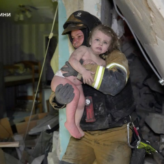 Дівчинка Кароліна рятується під завалами