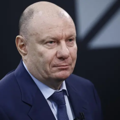 Портрети російських олігархів на фоні грошових купюр
