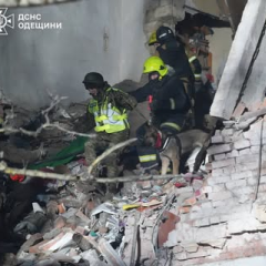 Рятувальники шукають людей під завалами