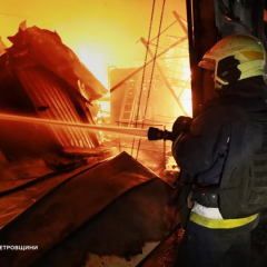 Автомобіль перед медичним закладом Дніпро