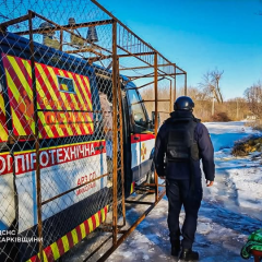Рятувальники вивозять людей з Харківщини
