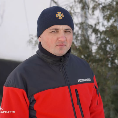 Гірський водій-рятувальник на фоні гір Закарпаття