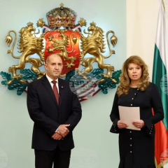 Президентка Болгарії вручає мандат Радеву