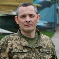 Російський військовий атакує комп’ютерну систему