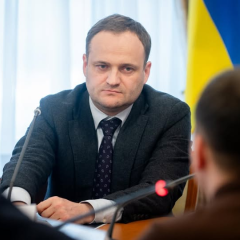 Віцепрем'єр Кулеба оглядає пошкодження транспорту