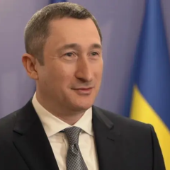 Чернишов у костюмі під час промови