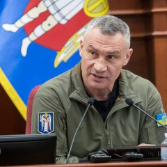 Грузовик и цветы на фоне
