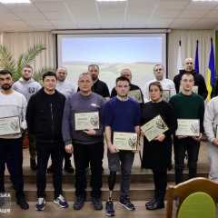Виталий Ким передает сертификаты семьям
