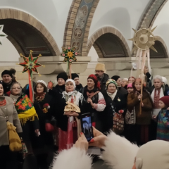 Колядники дарують подарунки дітям