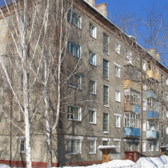 Старая хрущевка в зимний холод