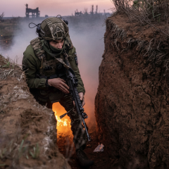 Мобілізовані та правозахисник на фоні