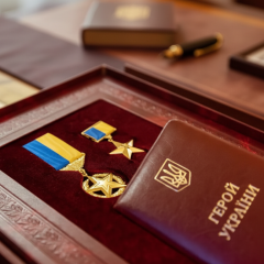 Зеленский награждает героев Украины