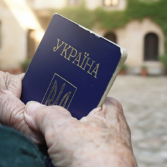 Пенсіонери за кордоном на ідентифікації