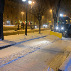 Работники убирают гололед в Киеве