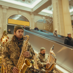Ветерани виконують Щедрик на вокзалі