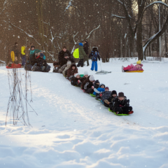 Children playing in the snow in Kyiv