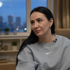 Женщина из Донецка обнимает детей