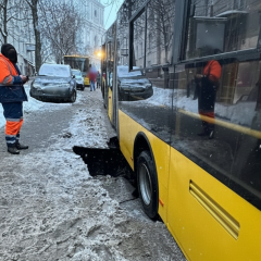 Тролейбус у ямі на дорозі