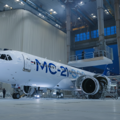 Российский самолет МС-21 на фоне завода