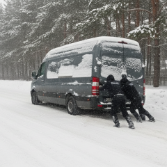 Рятувальники витягують автомобілі зі снігу