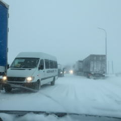 Снігопад паралізує українські траси