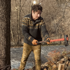 Пианобой рубит дрова для инструментов