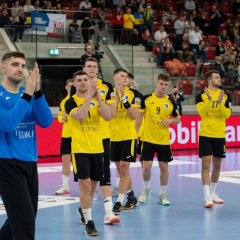 Збірна України з гандболу святкує перемогу