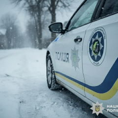 Поліцейський прикрив жінку з дитиною