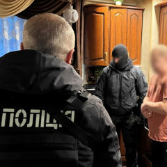 Підозрювані у вимаганні грошей за зняття з розшуку