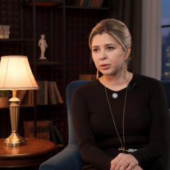 жінка обкладена вібраторами для обігріву