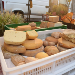 Свежие сельскохозяйственные продукты на ярмарке в Киеве