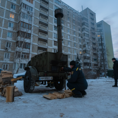 Рятувальник на фоні снігу в Києві