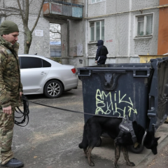 Дитина у сміттєвому контейнері: поліція шукає матір