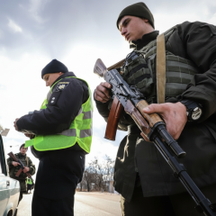Задержание лица полицией возле ТЦК