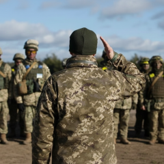 Бойцы в форме на передовой